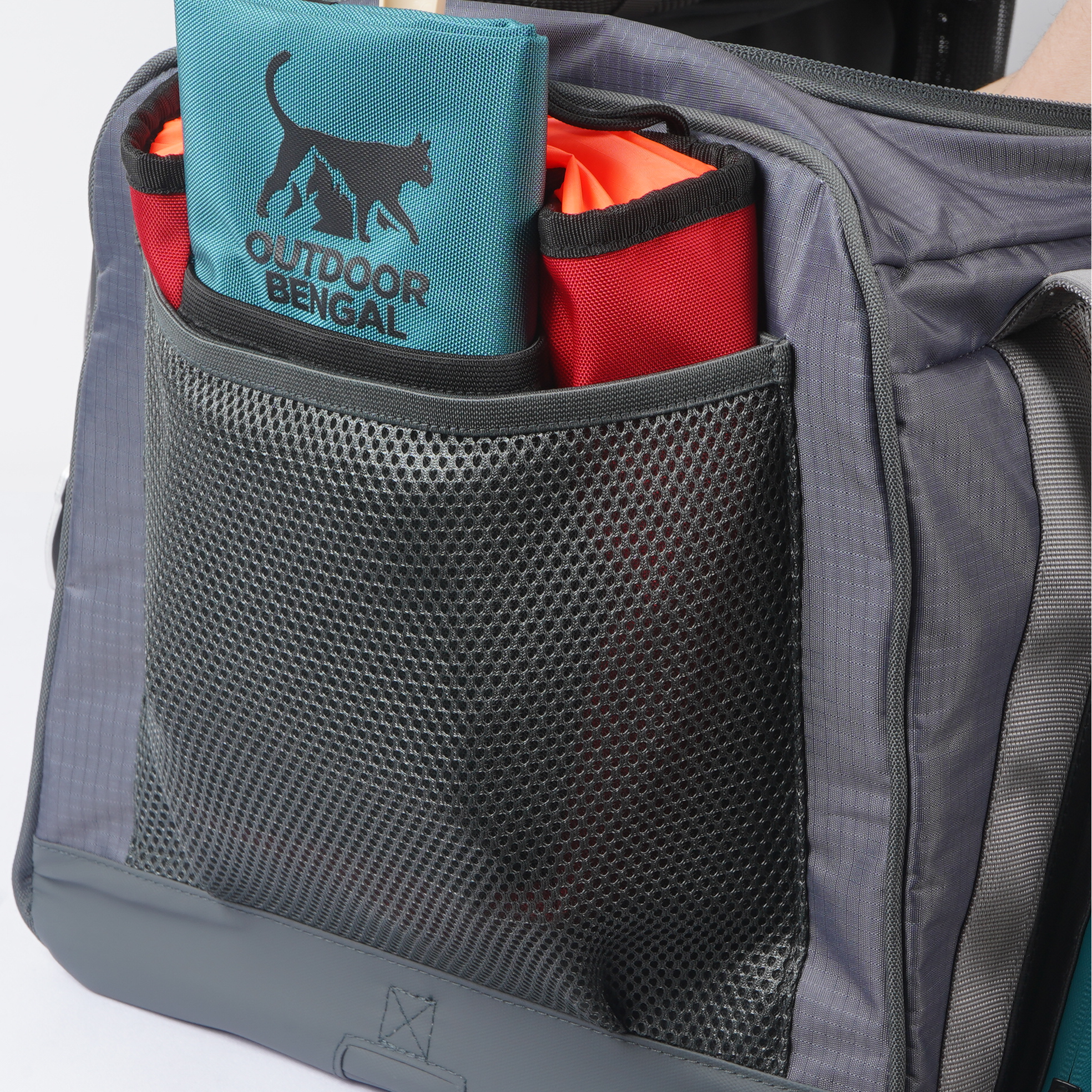 Poket showcasing a portable litterbox